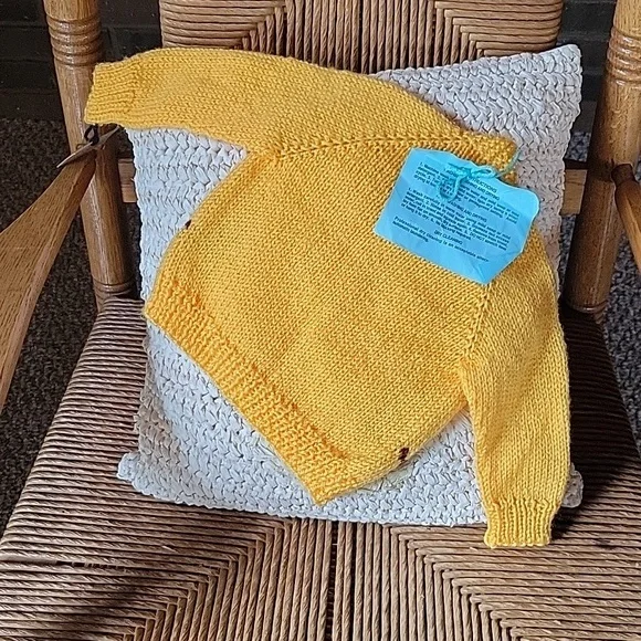 Handmade toddler cardigan, corn yellow with burgandy rocking horses, sz 18 month - Picture 6 of 10